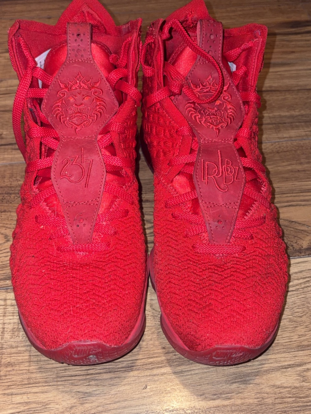 Menโs LeBron 17 Red Carpet